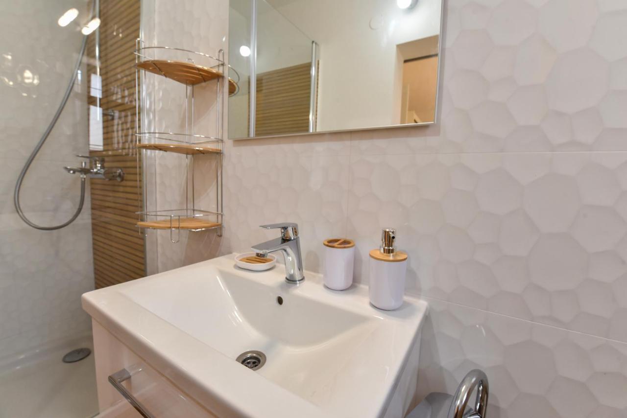 New Luxury 3 Bedroom 4 Air Conditioners *